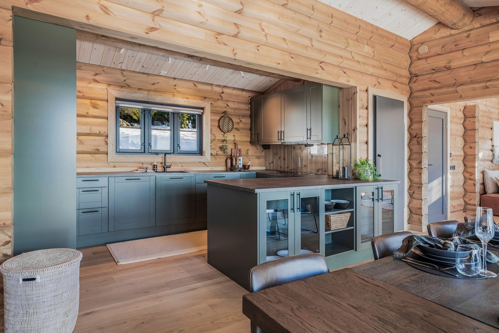 Til høyre for kjøkkenet ligger hyttens kjølerom. Galleribilde