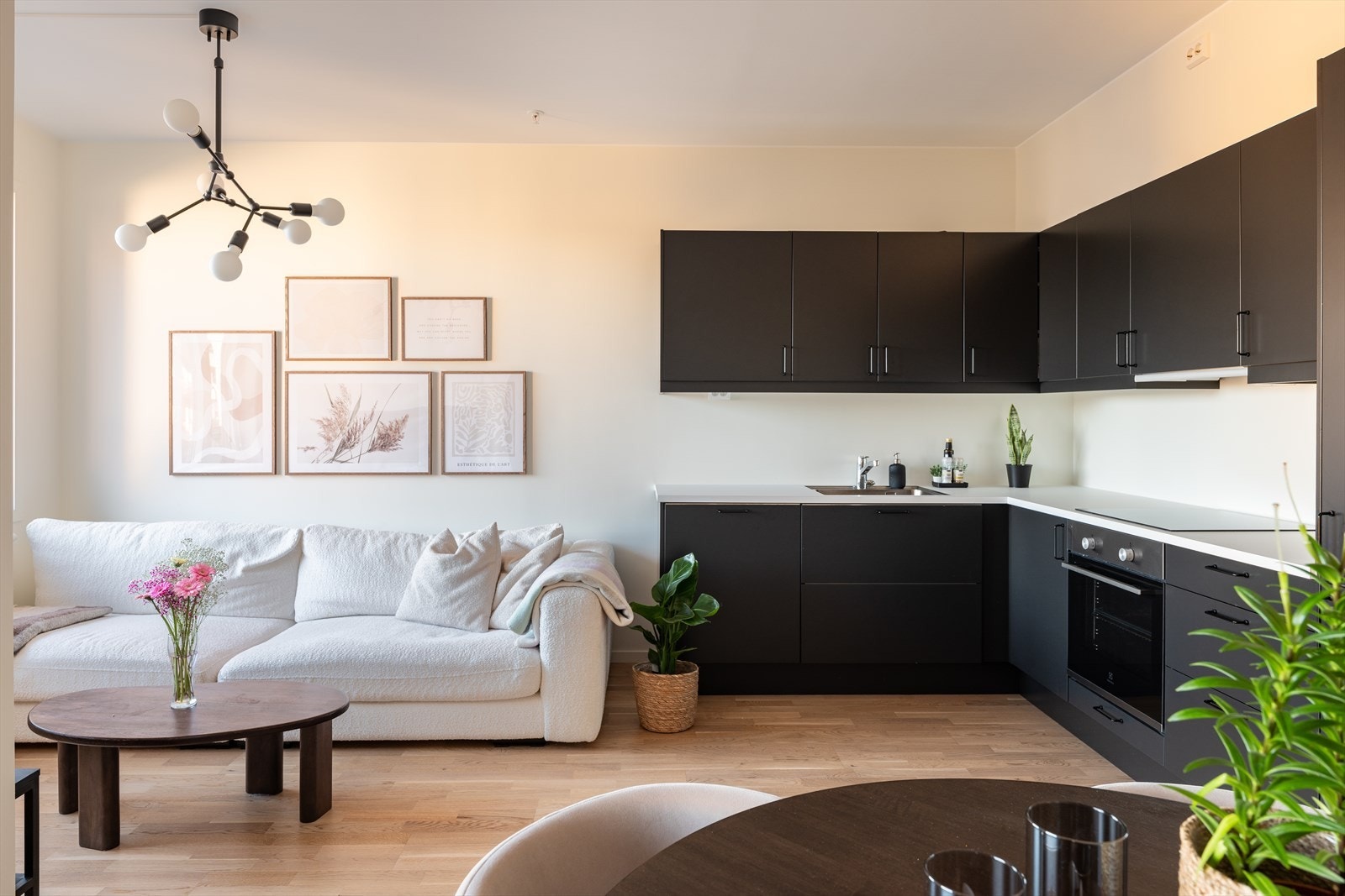 Velkommen til Solveig Abrahamsens veg 42 - en innbydende 2-roms selveierleilighet fra 2023. Her får du en rekke gode kvaliteter, med blant annet 3 års nyboliggaranti, oppvarming gjennom vannbåren radiator og balansert ventilasjon. Galleribilde