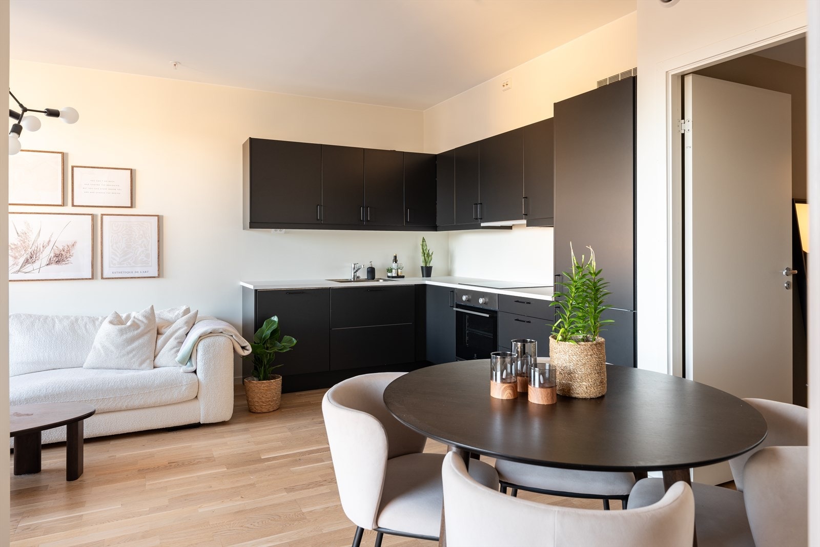 Det er svært lave felleskostnader på 1 841,- per mnd, hvor både TV, internett, byggforsikring og diverse drift og vedlikehold er inkludert. Galleribilde