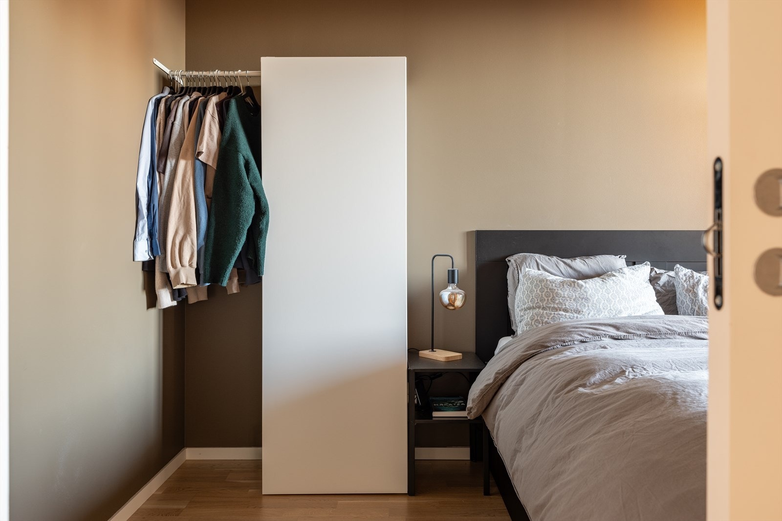 Rommet er oppmalt i delikate farger, med fargen Belgian Brown av Jotun på vegg. Galleribilde