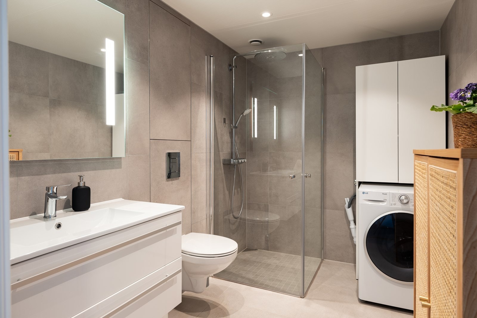 Badet innehar en rekke gode kvaliteter med downlights i tak, innfellbare dusjdører, regndusj, opplegg for vaskemaskin og varme i gulv. Galleribilde