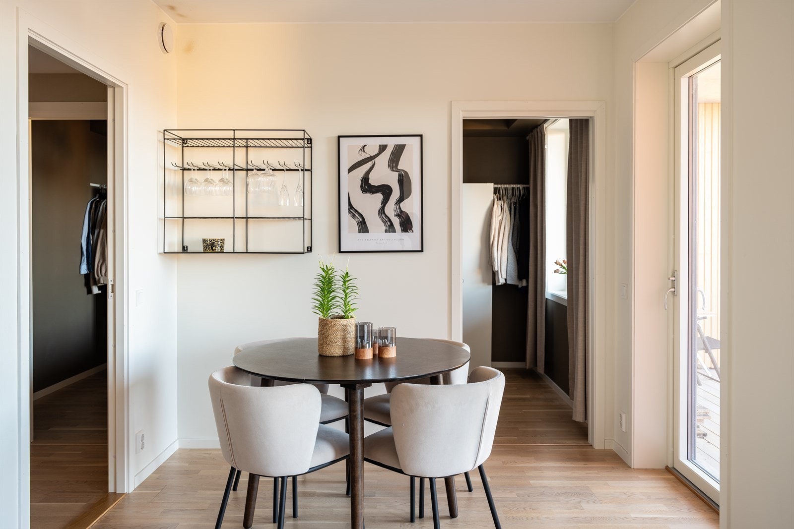 Her bor du i stille og rolige omgivelser med turterreng i umiddelbar nærhet. Videre er det kun 12 minutters kjøring til Trondheim sentrum. 3 minutters gange fra leiligheten finner man gode bussforbindelser. Galleribilde