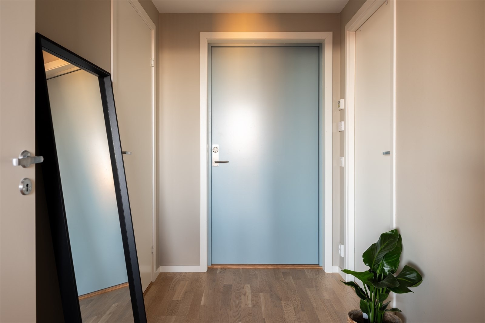 Når man kommer inn i boligen trer man inn i en praktisk entré med god plass til oppbevaring av yttertøy. Tilknyttet entréen finner man en innvendig bod som gjør oppbevaring enkelt. Galleribilde