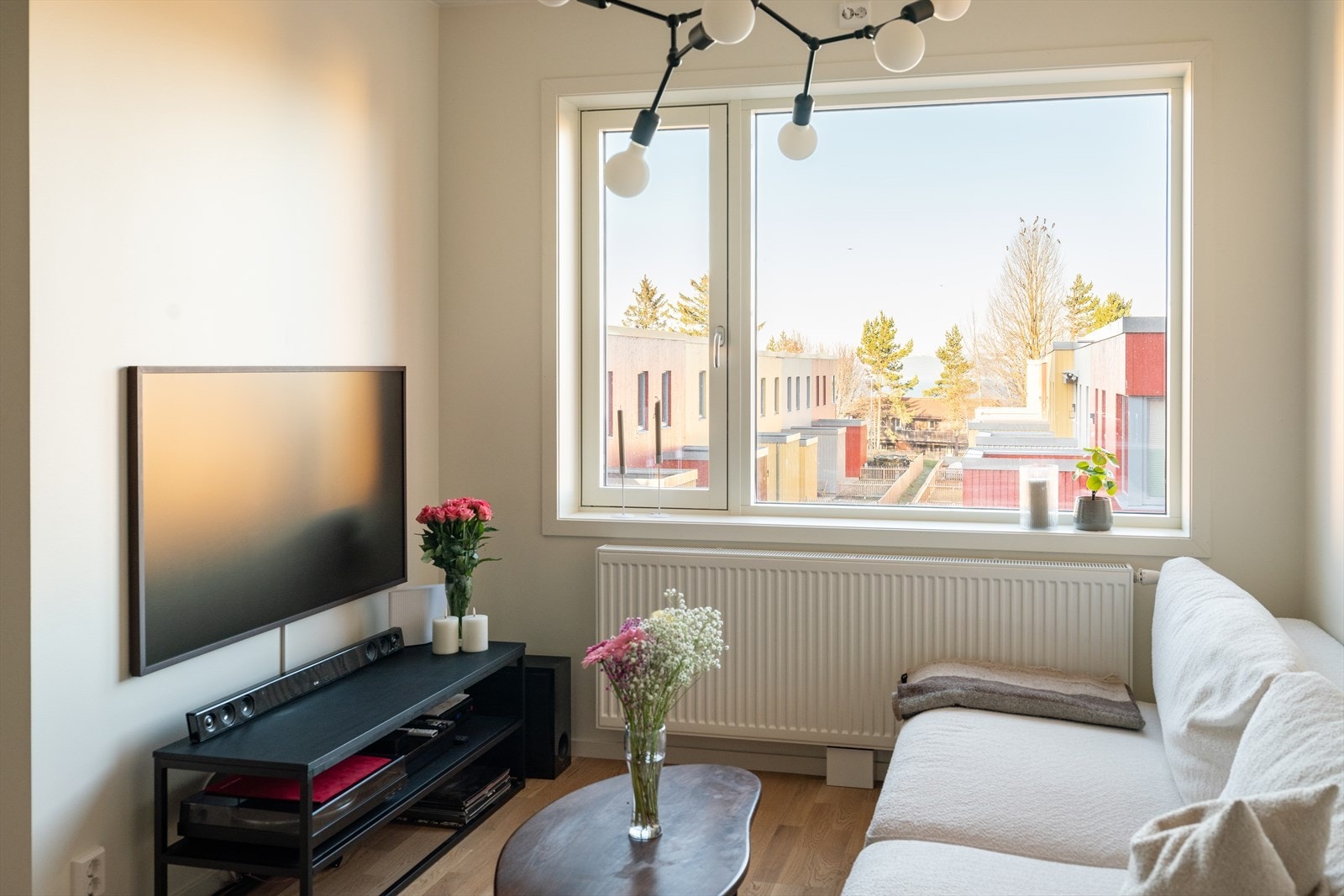 Den åpne stue- og kjøkkenløsningen strekker seg over 19,5m². Galleribilde