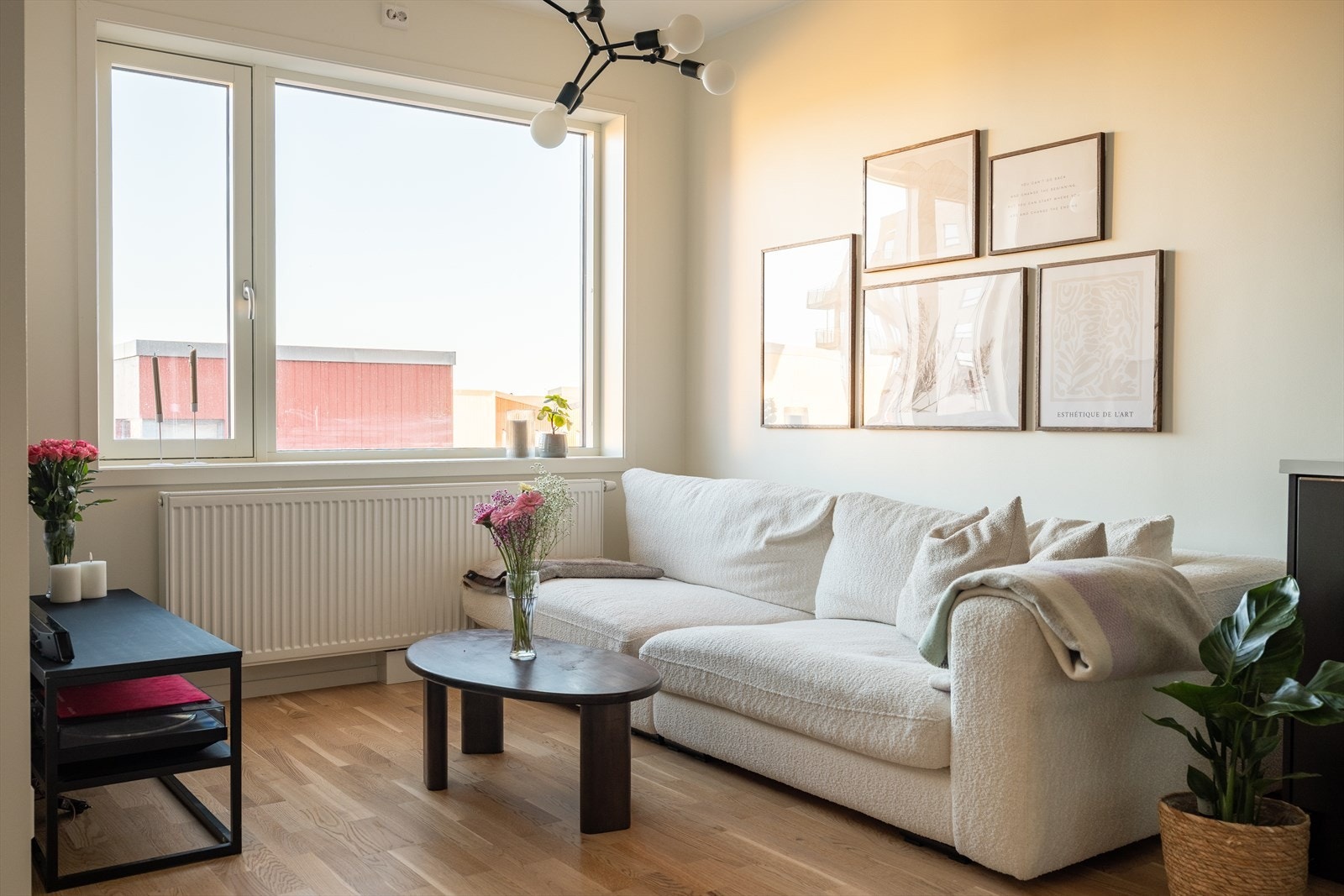 Leiligheten varmes opp gjennom vannbåren radiator, en kostnadsbesparende og effektiv oppvarming. Galleribilde