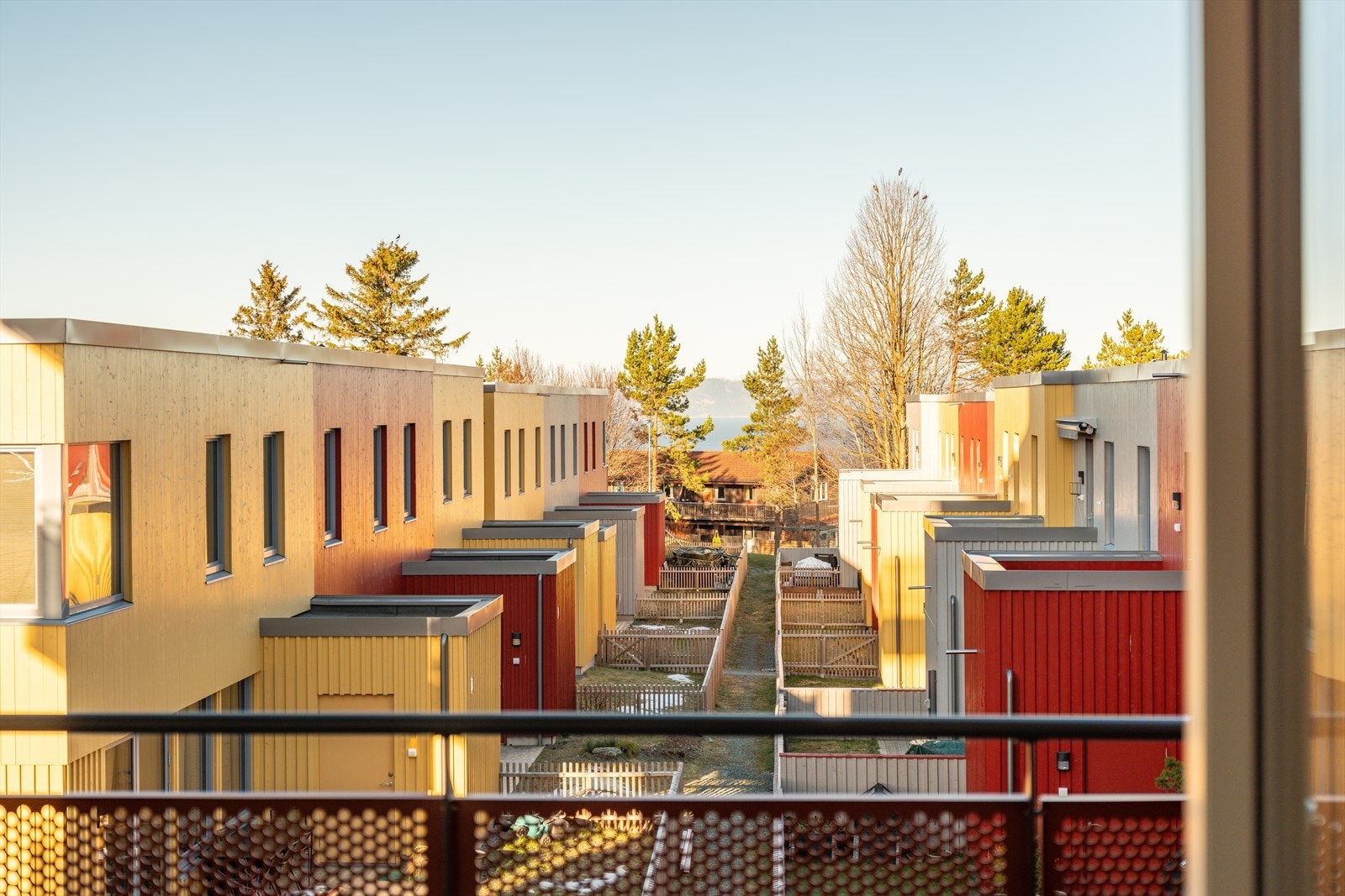 Leiligheten har en god plassering i feltet, her med utsiktsbilde fra balkongen. Galleribilde