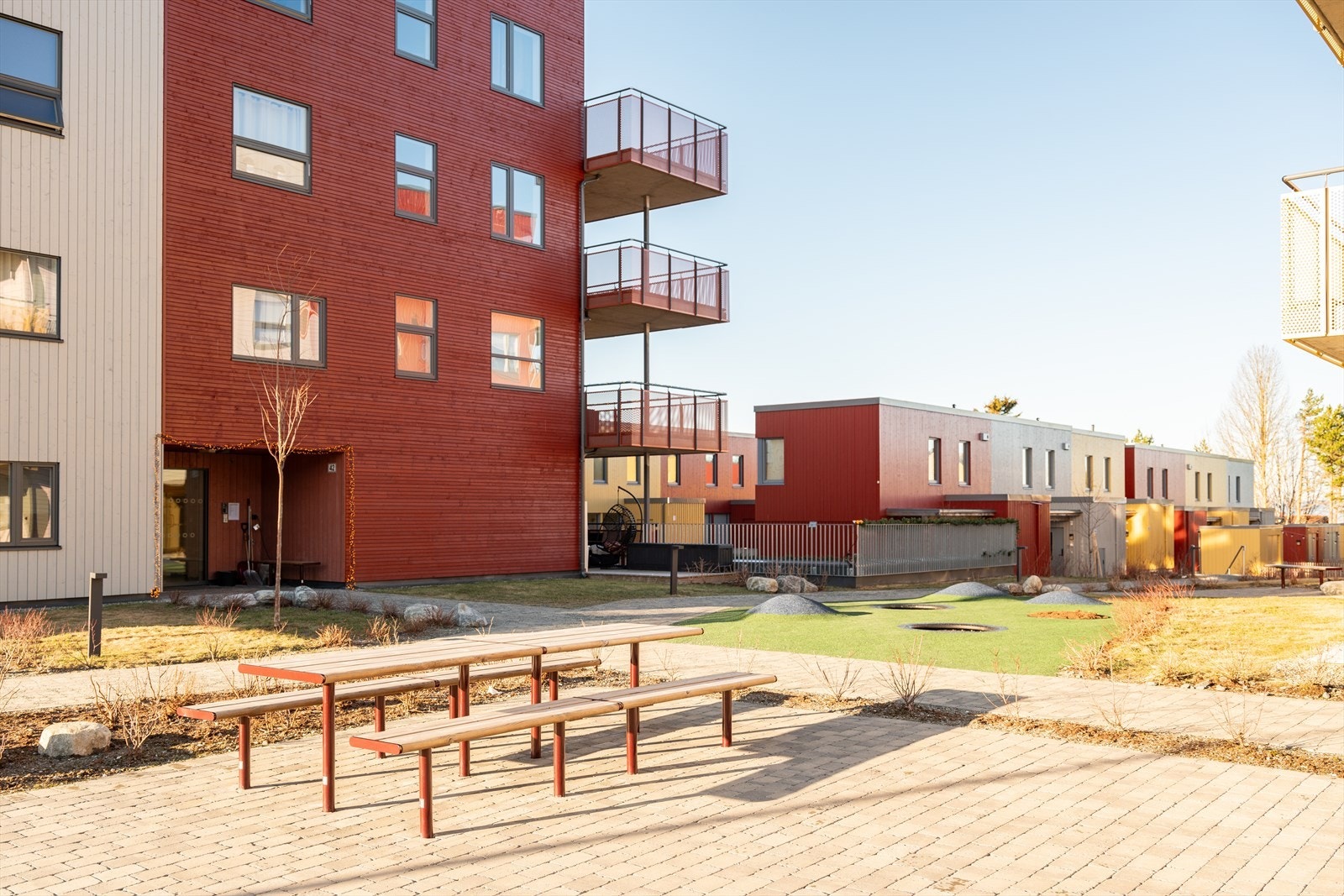 Sameiet har et pent opparbeidet felleareal som beboerne kan benytte seg av. Galleribilde