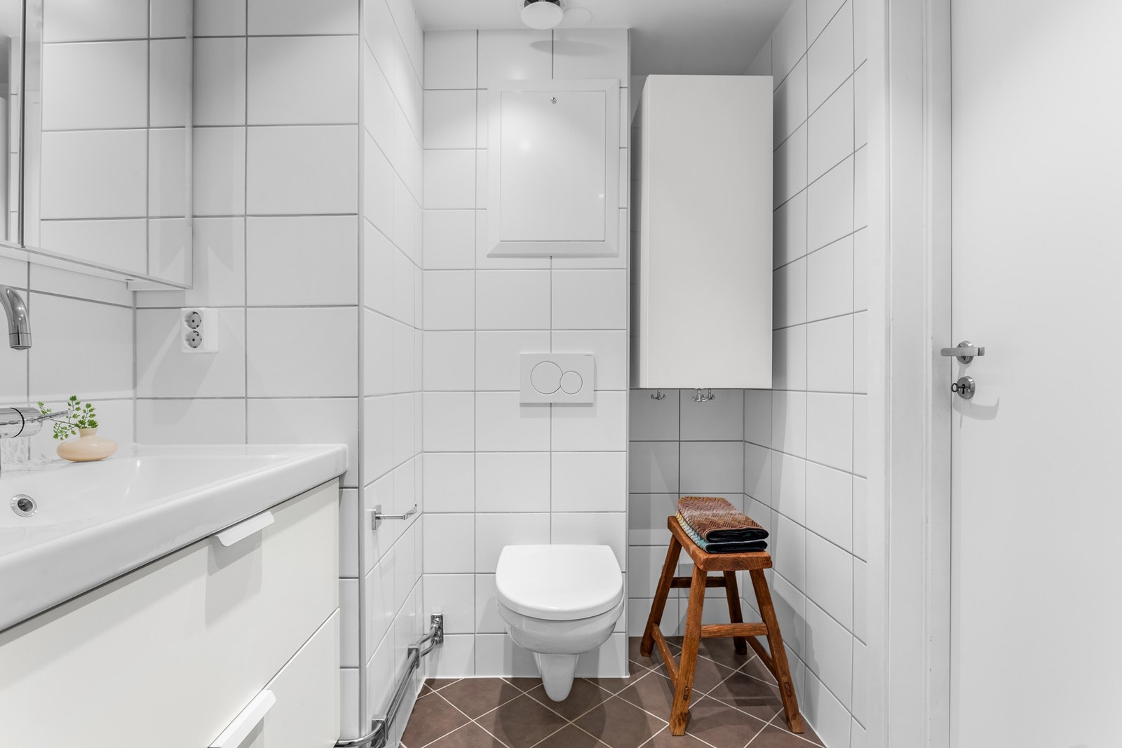 Baderommet har flislagte vegger og hvitmalt himling med downlights, videre er det flislagt gulv med varmekabler Galleribilde