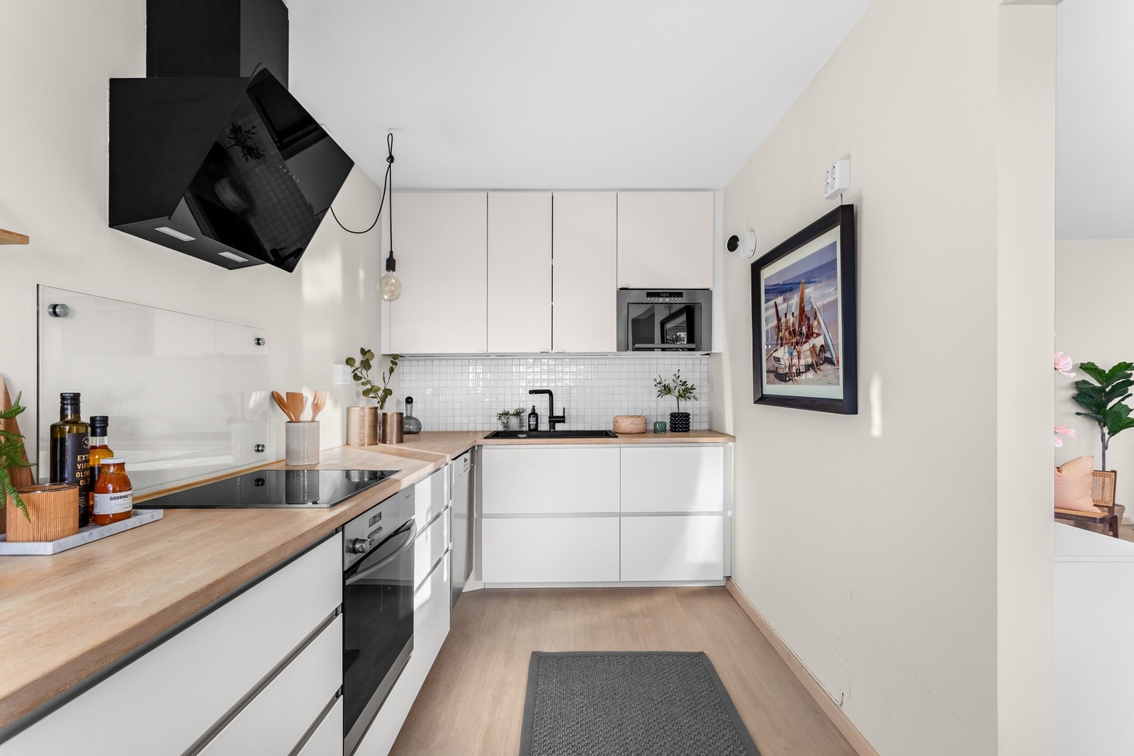 Innredningen har integrert stekeovnen, oppvaskmaskinen og induksjonsplatetopp Galleribilde