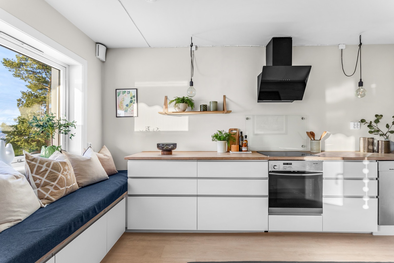 Kjøkkenet har en tilbaketrukket plassering med adkomst fra stuen Galleribilde