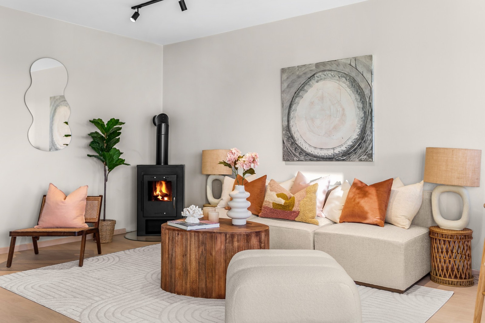 En moderne peisovn plassert i hjørnet gir ekstra hygge og varme Galleribilde