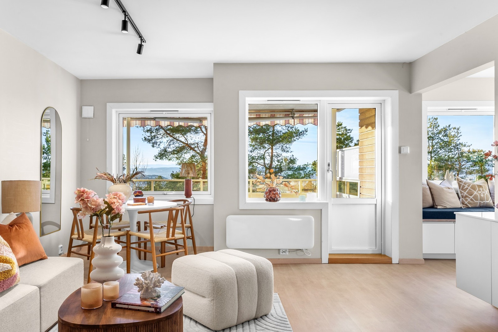 Det er store vinduer i front som gir fint naturlig lys, og bidrar til ekstra romfølelse Galleribilde