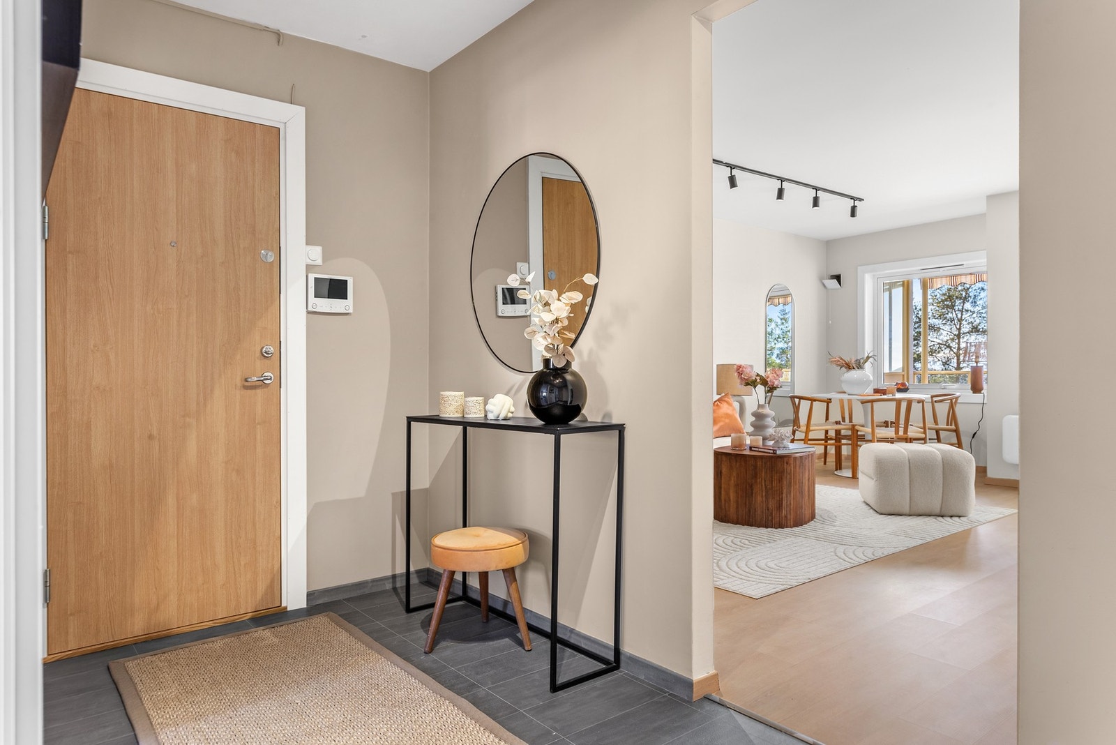 Lys og innbydende entré med laminat gulv og glatte malte veggflater Galleribilde