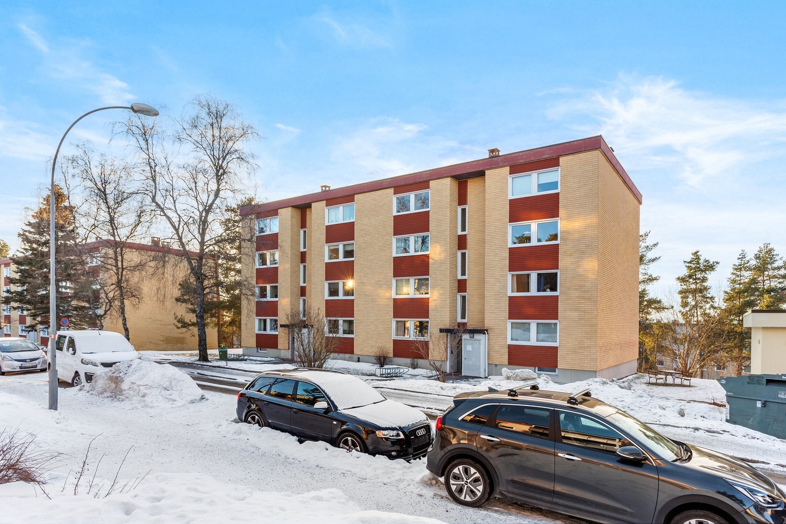 Borettslaget har en sentral beliggenhet på Oppsal, med nærhet til marka, butikker og offentlig kommunikasjon Galleribilde