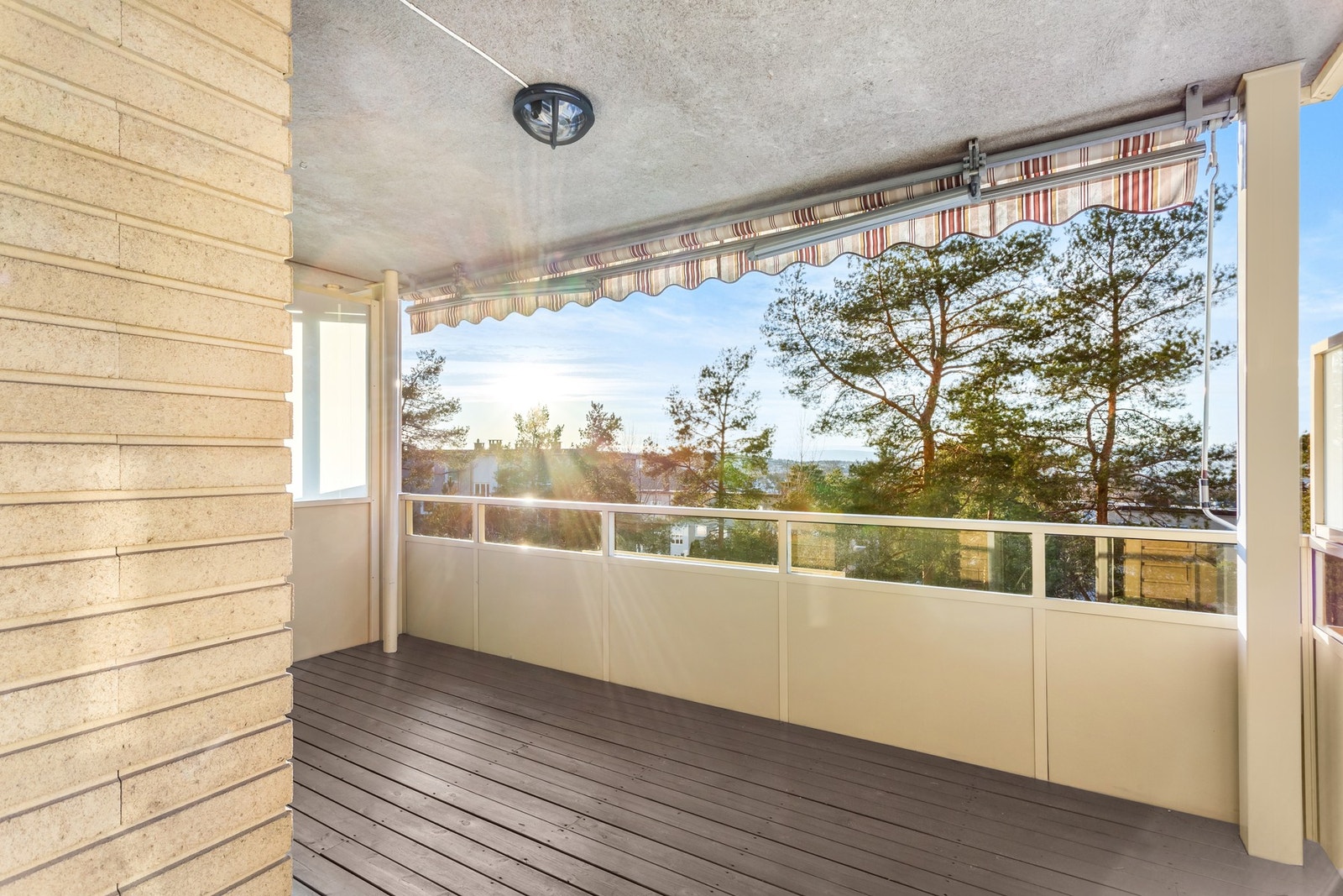 Fra stuen er det utgang til en stor vestvendt balkong på ca. 10,5kvm Galleribilde