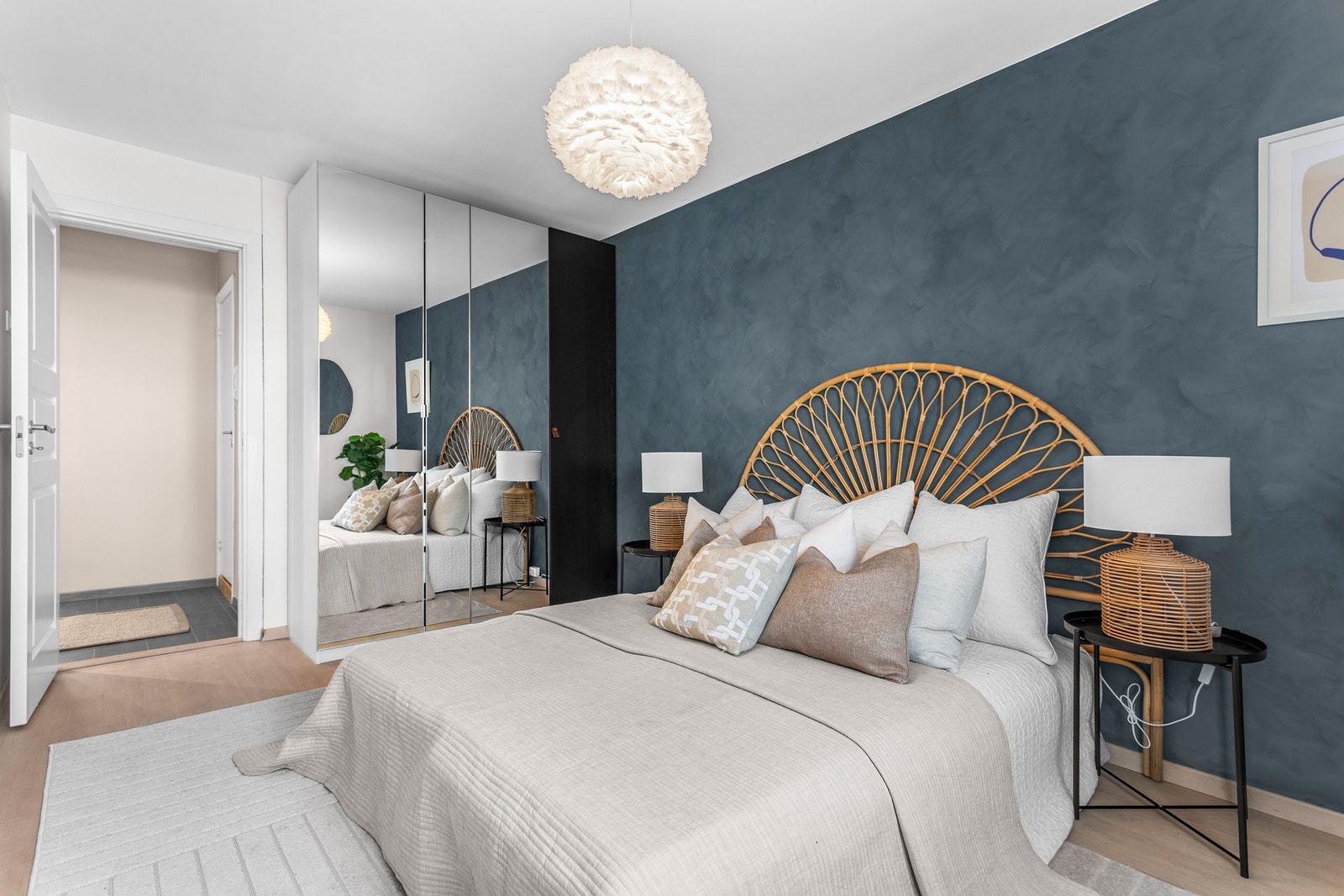 Rommet er utstyrt med praktisk garderobeløsning Galleribilde