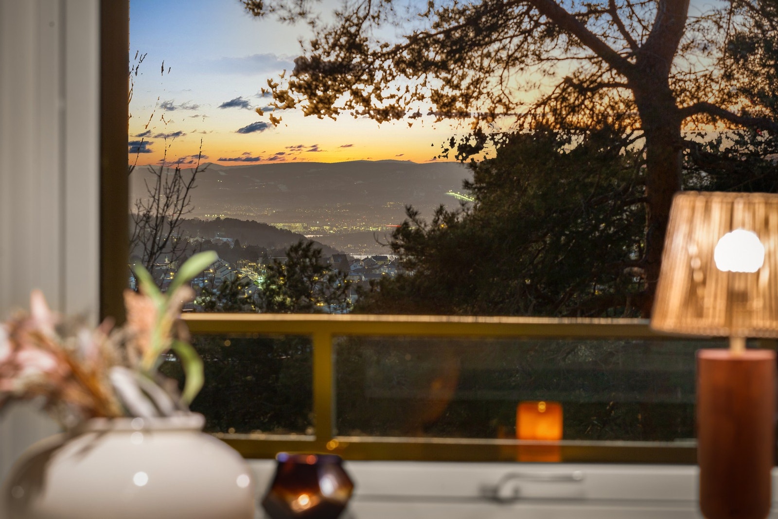 En stilren og lekker 3-roms i tredje etasje med vestvendt balkong, peis og god standard Galleribilde