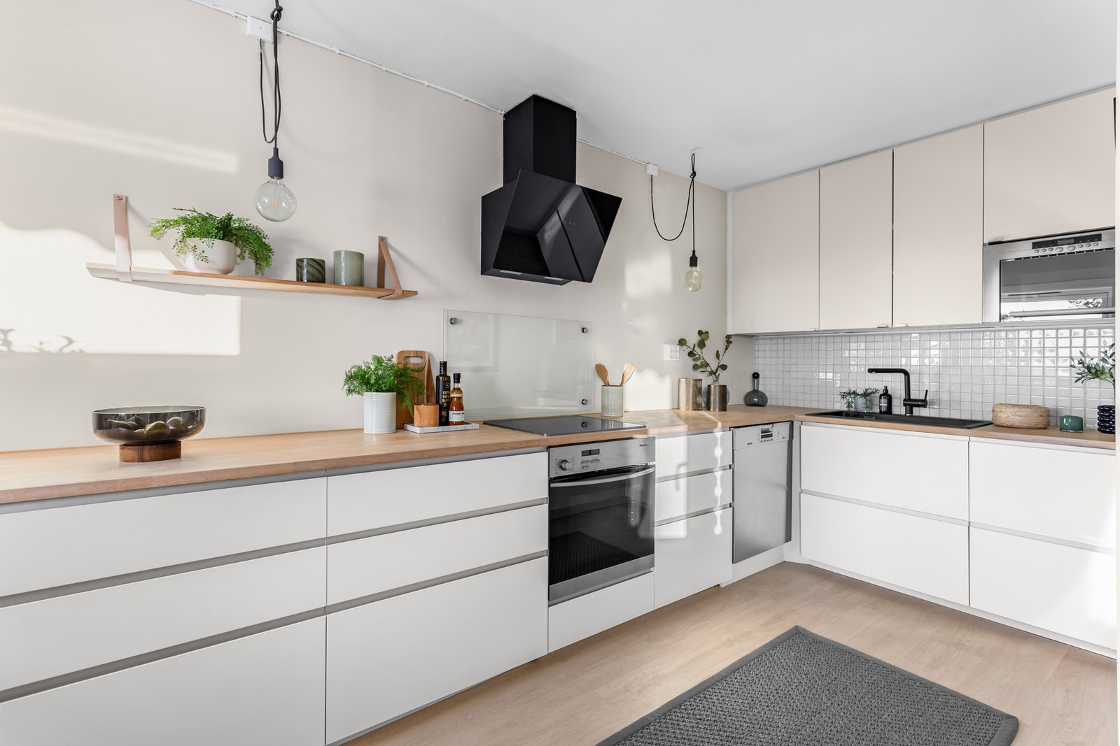 Lys IKEA-innredning med glatte fronter og mye skap- og benkeplass Galleribilde