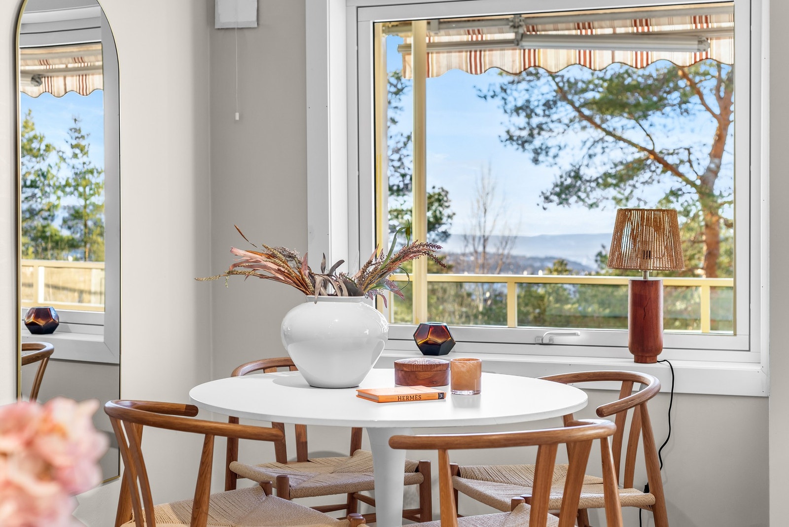 Ved vinduet i stuen er det fin plass til spisebord, her kan man nyte hyggelig utsyn over nærområde Galleribilde