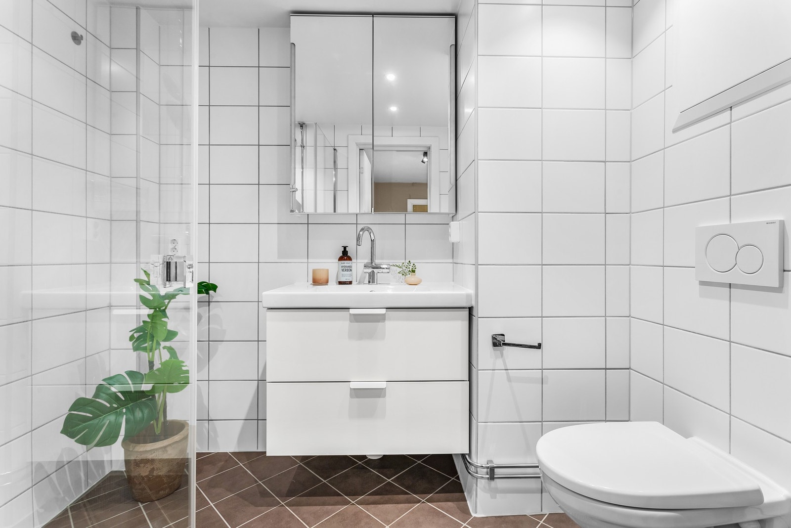 Tidløst baderom fra 2015/16. Det er opplegg for vaskemaskin Galleribilde