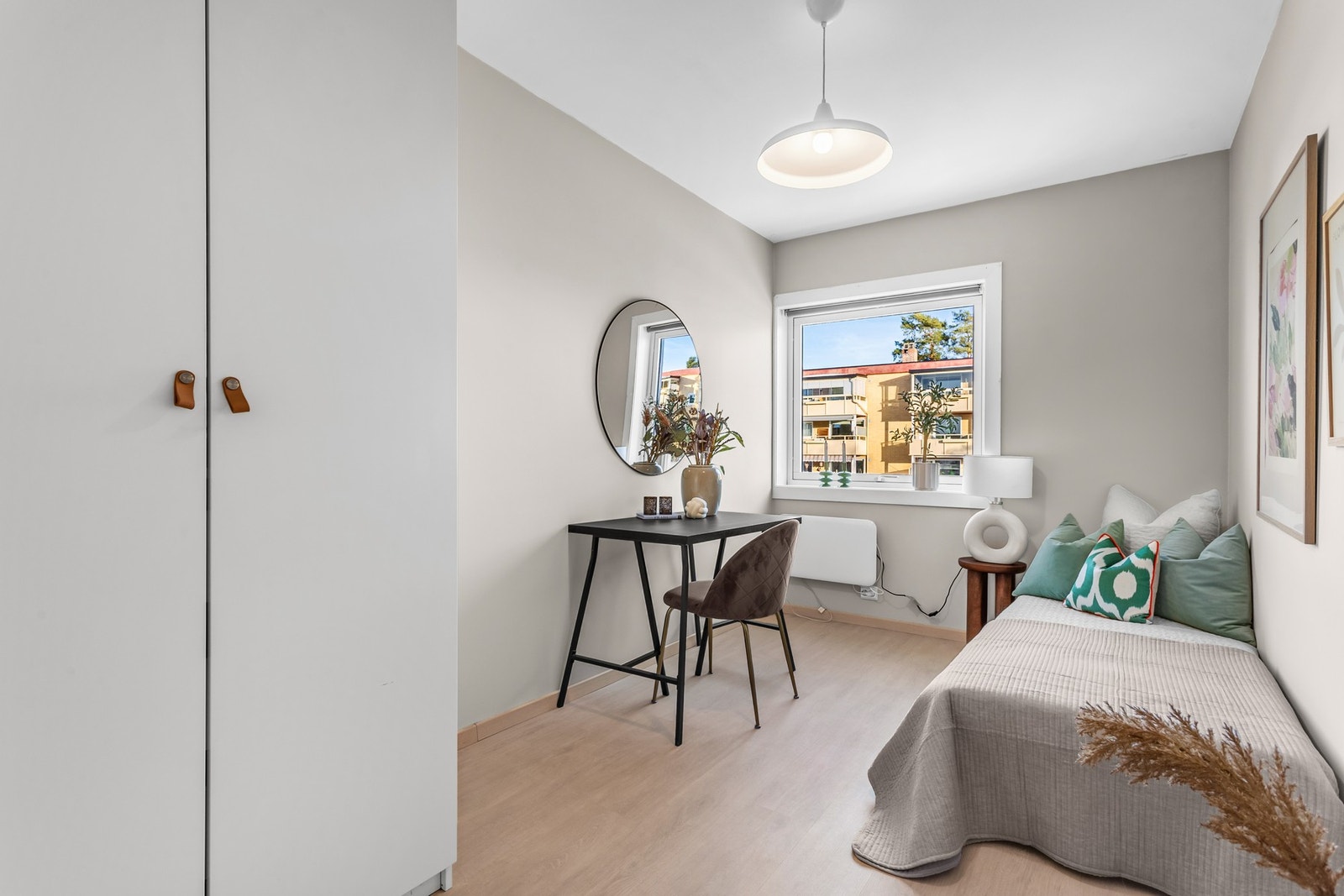 Det andre soverommet passer utmerket som barnerom, gjesterom eller kontor. Alt etter ønske og behov Galleribilde