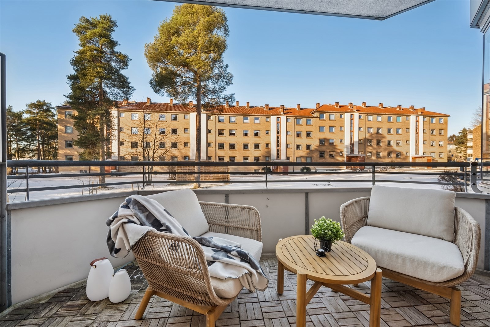 Vestvendt balkong med ettermiddag- og kveldsol. Galleribilde