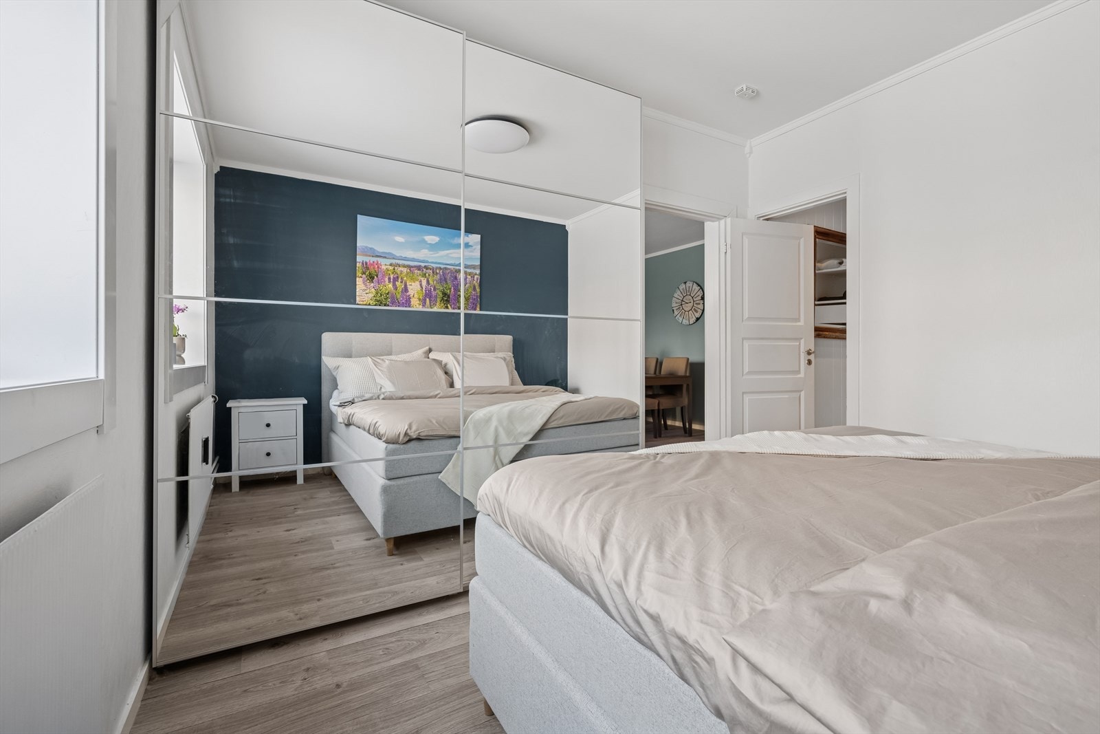 Leiligheten byr på to soverom av god størrelse. Hovedsoverommet har god plass til oppbevaring i stort garderobeskap og en egen walk-in closet. Galleribilde