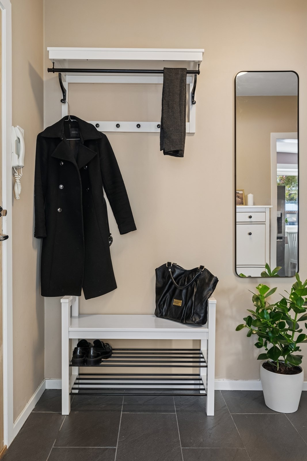 God plass til å henge fra seg yttertøyet samt å sette fra seg skotøy til daglig bruk. Det er satt inn ny inngangsdør (2020). Galleribilde