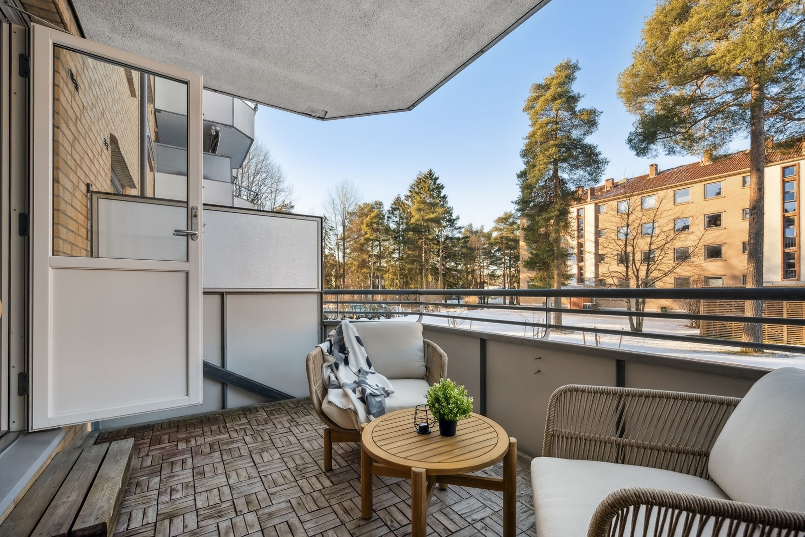 Balkongen blir som en forlengelse av stuen, og plass til utemøblement etter eget ønske. Galleribilde