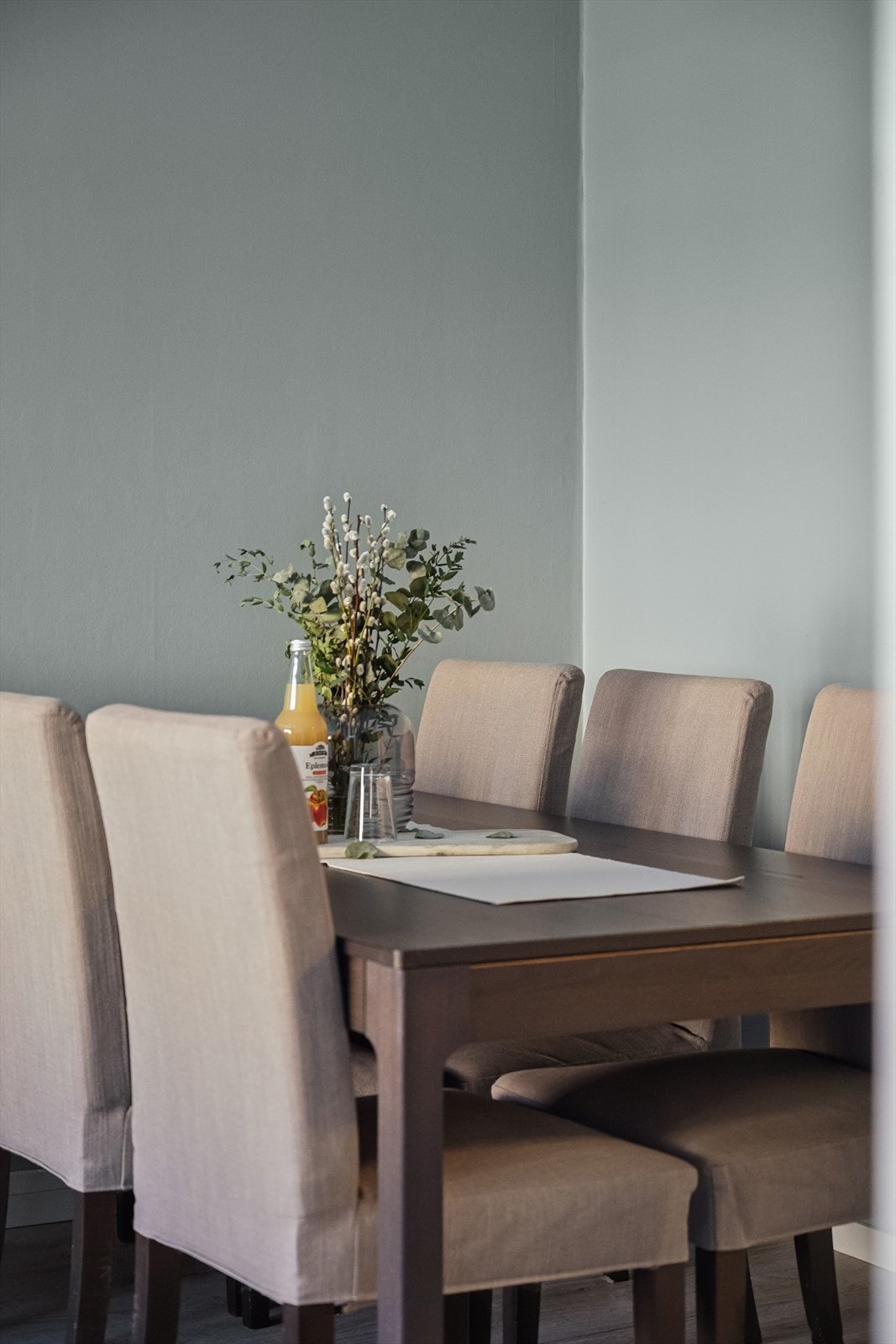 God plass til stor spisegruppe i tilknytning til stuen. Galleribilde