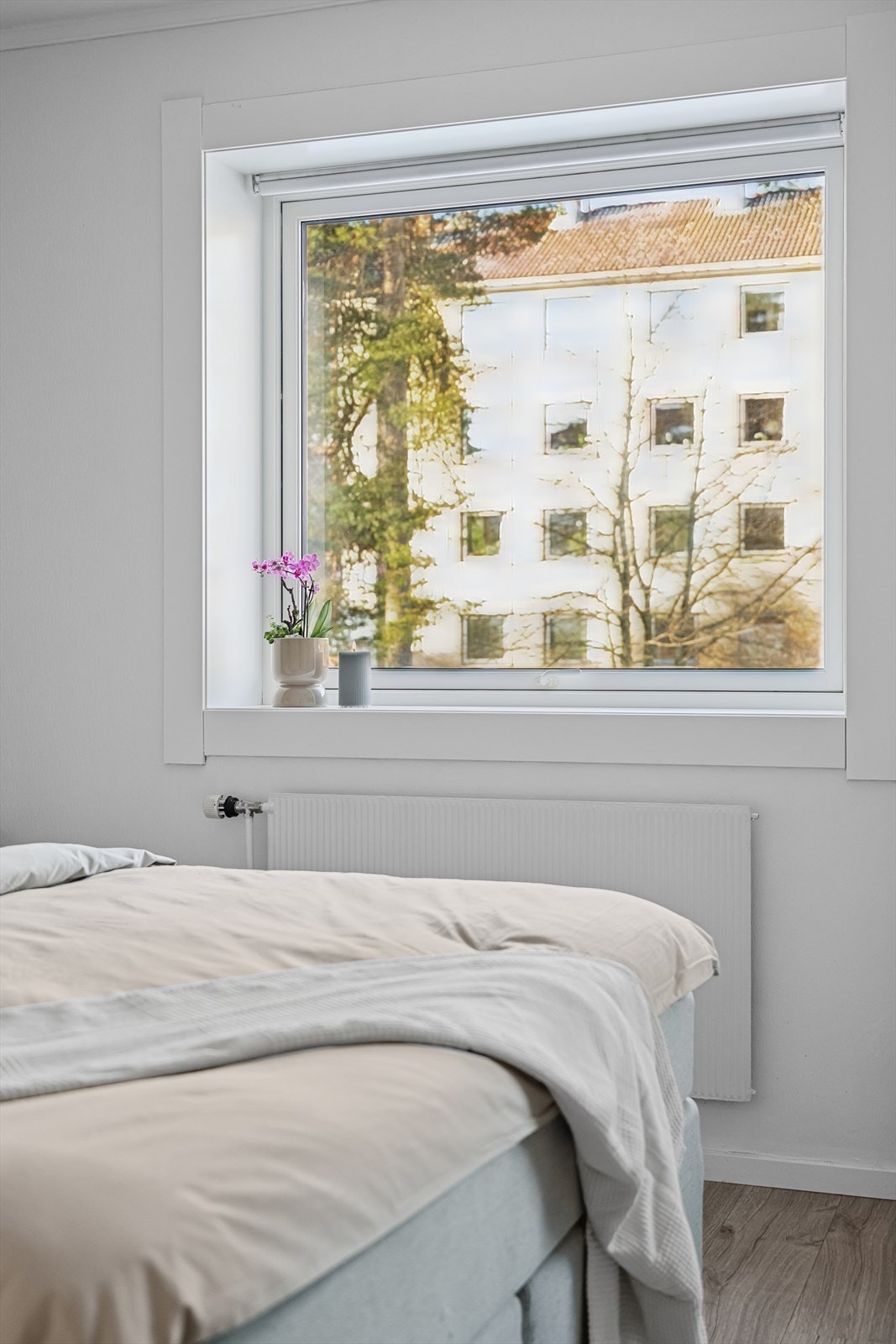 Soverommet har også en stor vindusflate som slipper inn gode mengder naturlig lys. Galleribilde