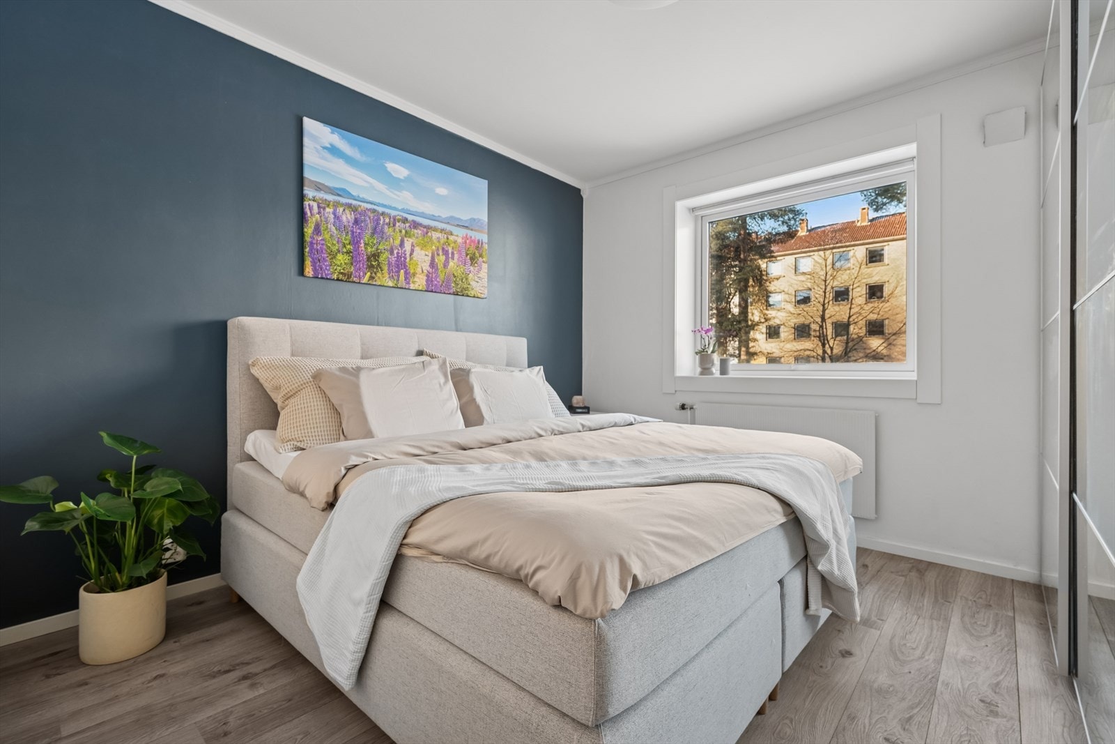 Her er det god plass til stor dobbeltseng, samt ønsket tilhørende nattbord. Soverommet vender ut mot rolige omgivelser. Galleribilde