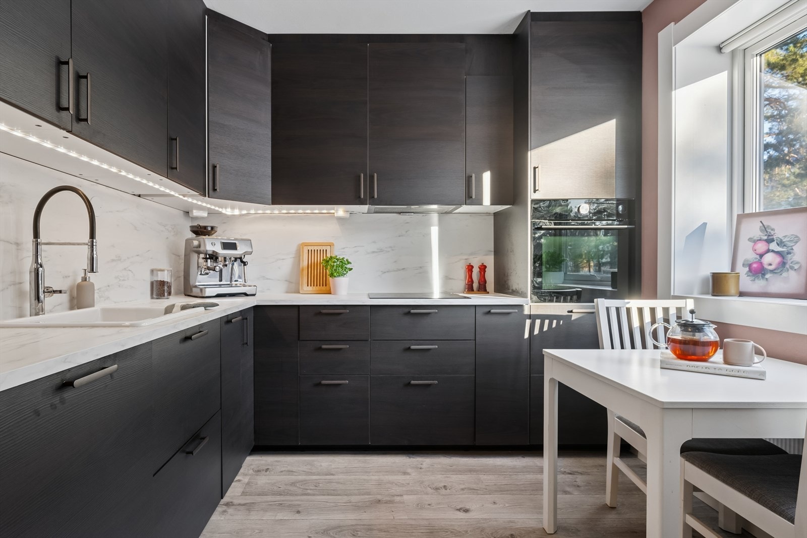 Romslig med skapplass i kjøkkeninnredningen. Kjøkkenet ligger også i et separat rom - naturlig løsning for å etablere en egen sone for matlaging. Galleribilde