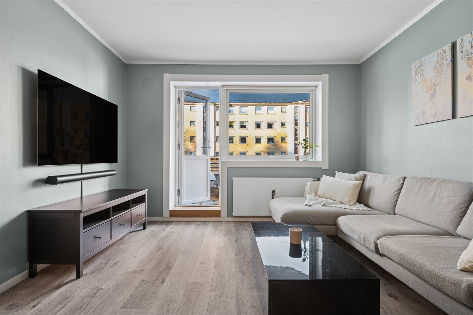 Hjertelig velkommen til en stilig og pen 3-roms leilighet med vestvendt balkong. Galleribilde