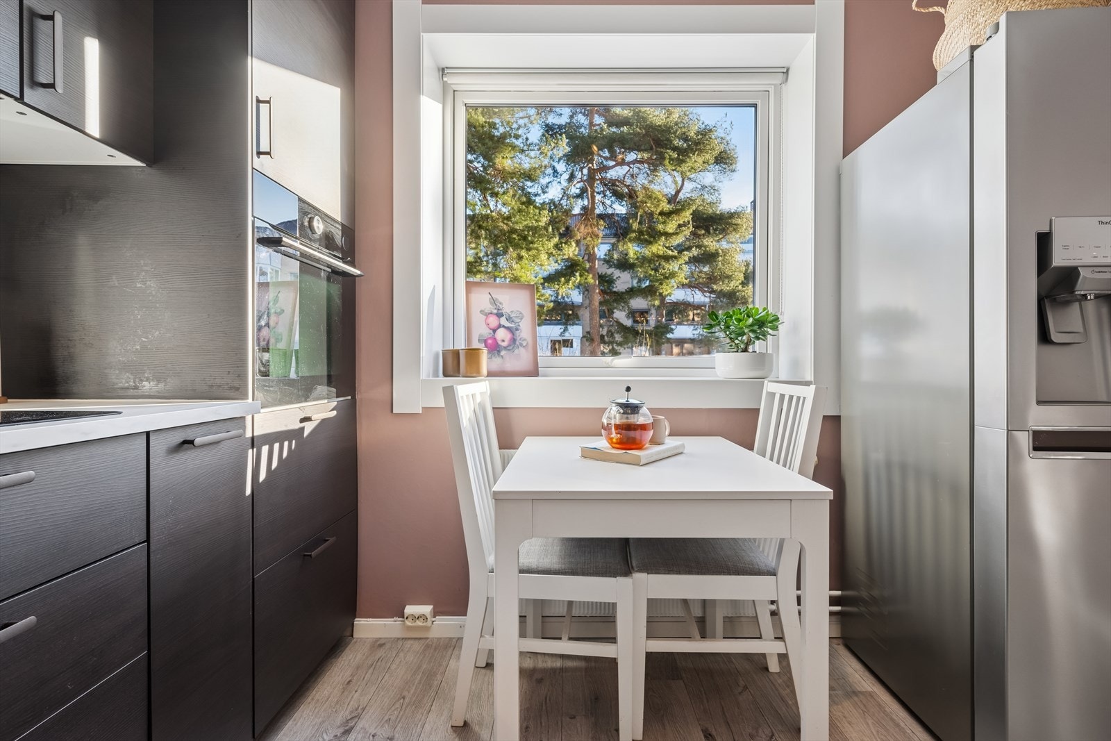 På kjøkkenet er det også plass til et enkelt frokostbord for å nyte god frokost. Galleribilde