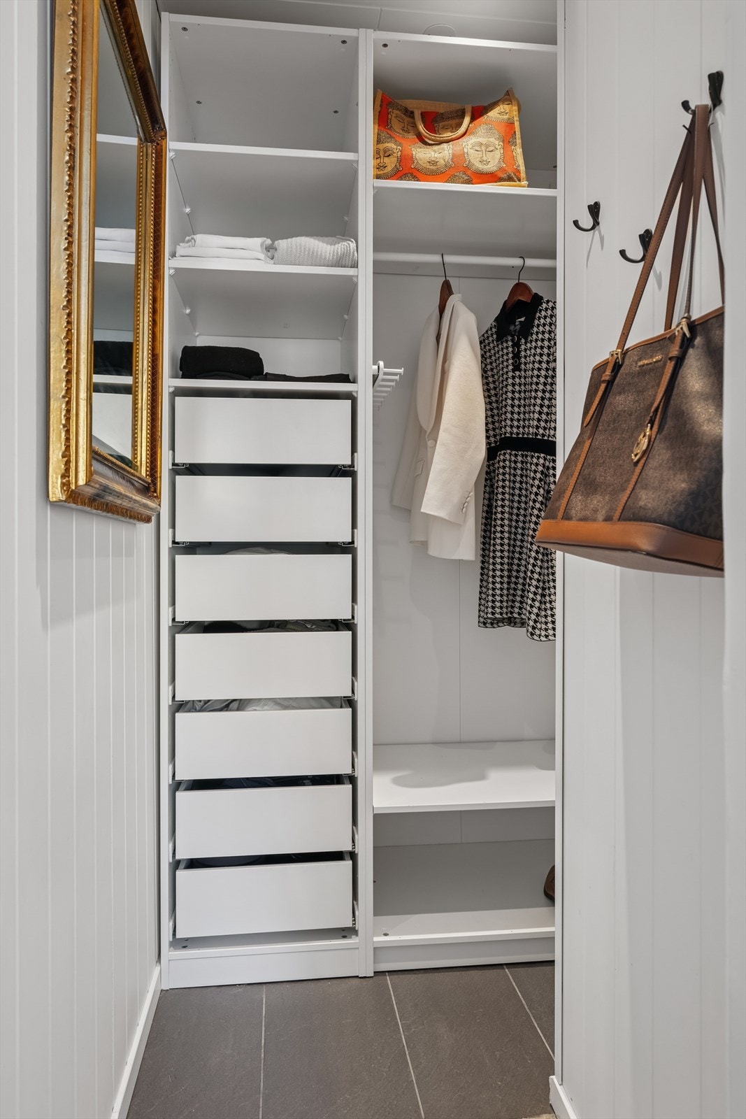 I den innvendige boden er det god oppbevaringsplass til klær og andre nødvendigheter. Philips Hue Smartlys i nesten hele leiligheten, unntatt i walk in closet der det er vanlige spotter. Galleribilde