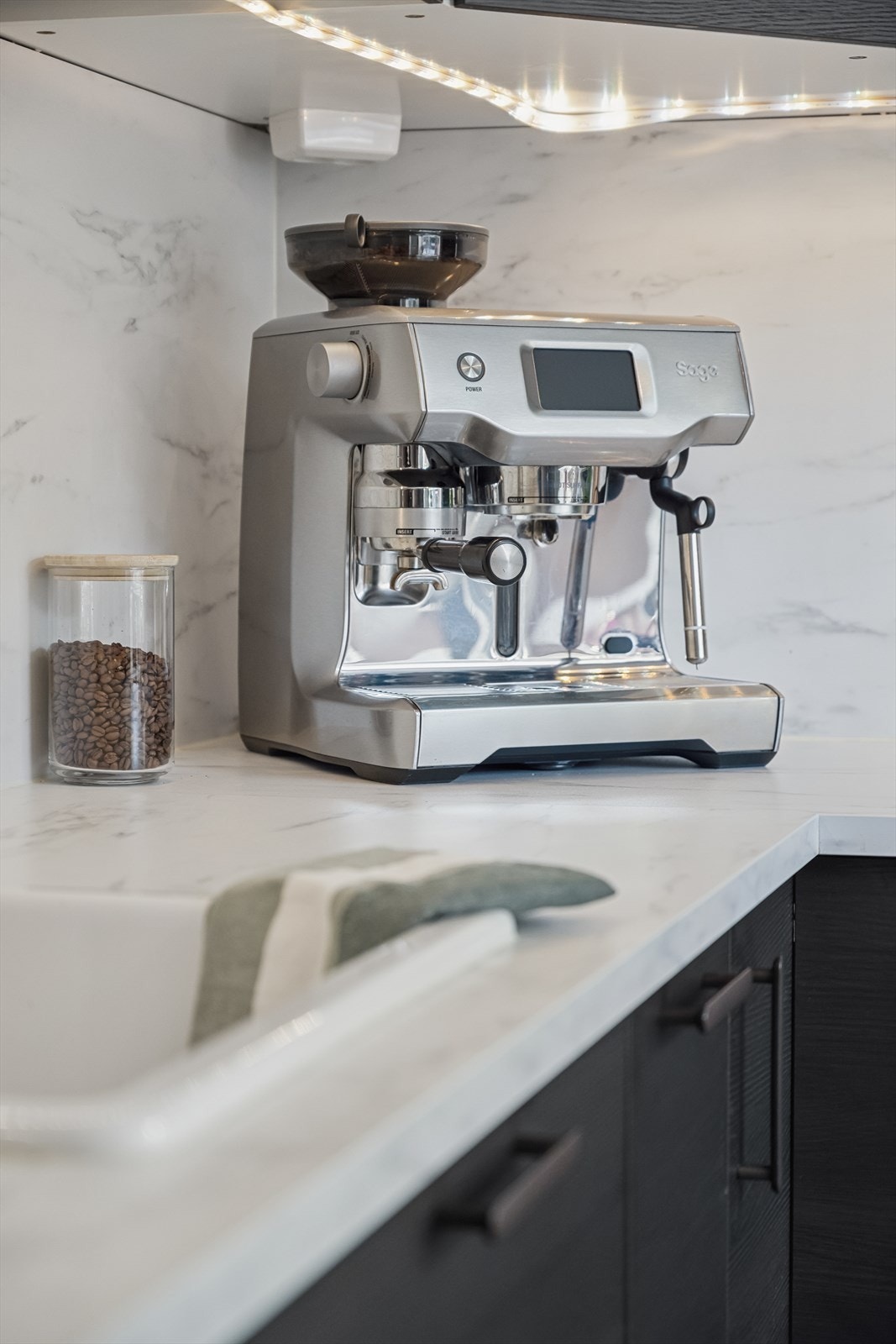 Det er montert waterguard og nye stoppekraner av rørlegger ifbm oppussing av nytt kjøkken i 2021. Galleribilde