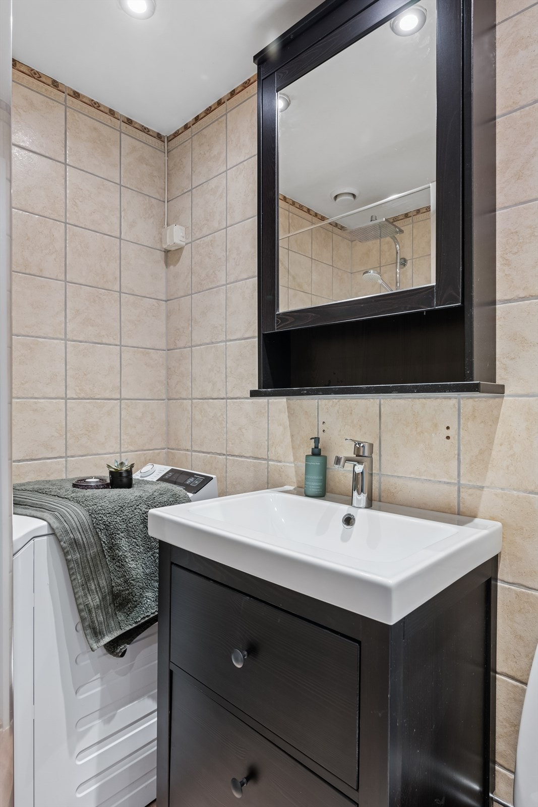 Varmtvann og fyring er inkludert i fellesutgiftene, noe som gir deg mer forutsigbare boutgifter. Det er opplegg for vaskemaskin, vaskemaskin på bad medfølger. Galleribilde