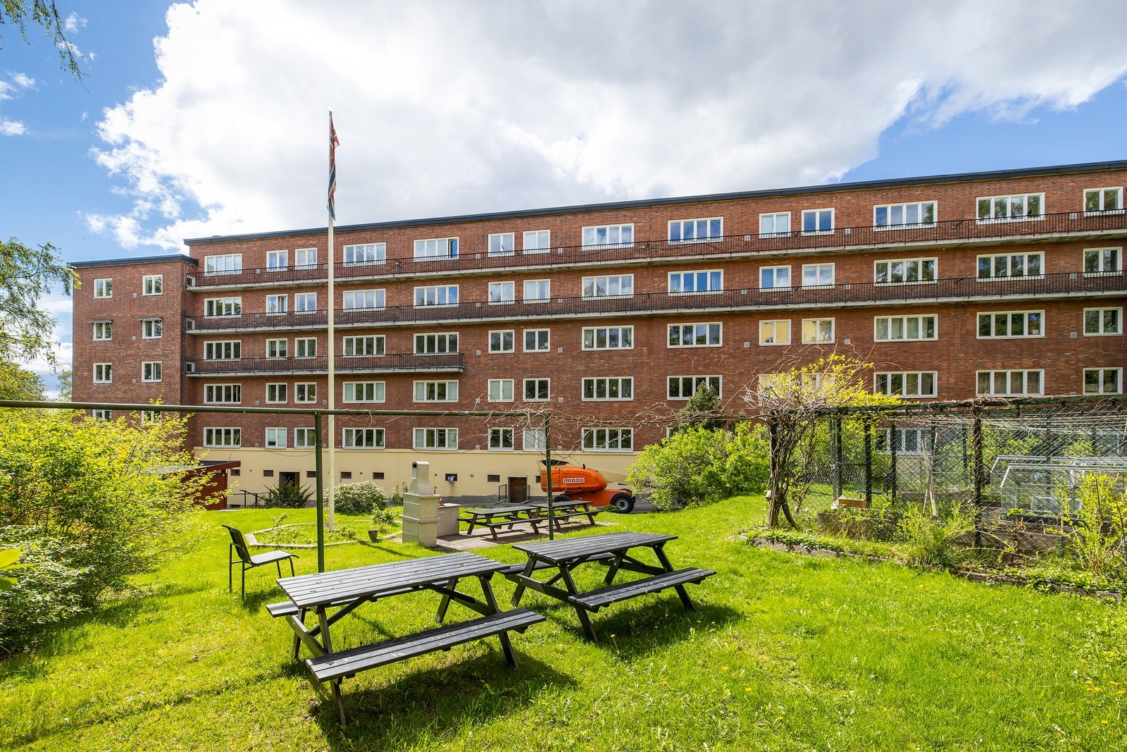 I umiddelbar nærhet finnes fasiliteter som offentlig kommunikasjon, matbutikker, parkområder m.m Galleribilde