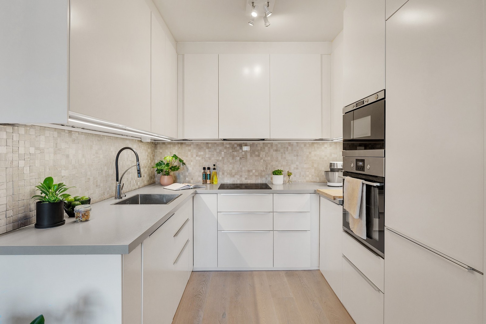 Kjøkkenet holder en gjennomgående god standard og det er installert komfyrvakt og aquastop Galleribilde