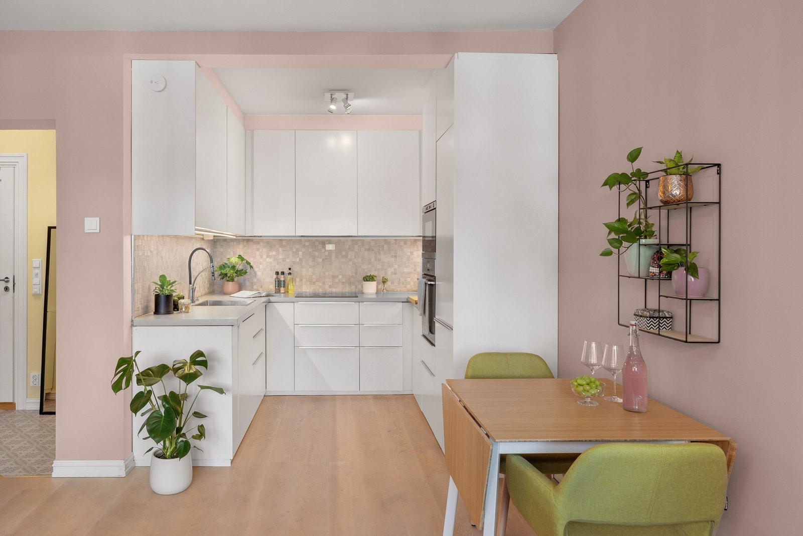 Kjøkkenet er fra 2016. Det er integrert hvitevarer som: Integrert induksjonsplatetopp, stekeovn, mikrobølgeovn,
oppvaskmaskin og kjøl/fryseskap. Galleribilde