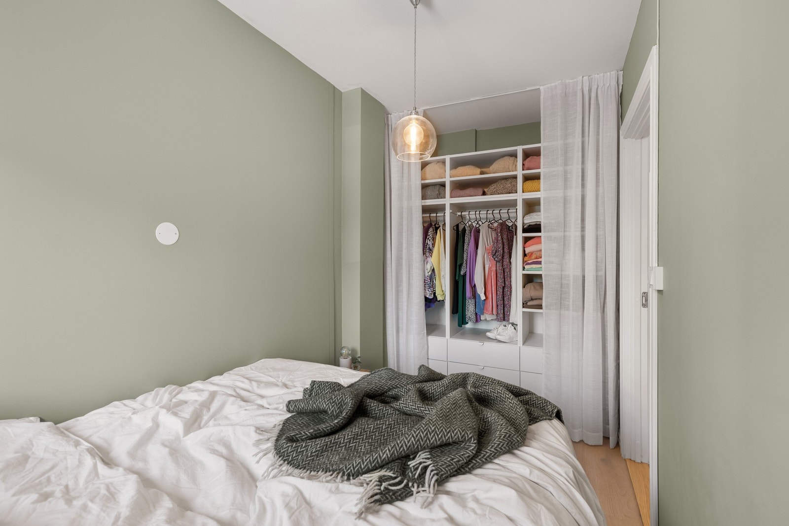 På soverommet er det gode oppbevaringsmuligheter i garderobeskap Galleribilde