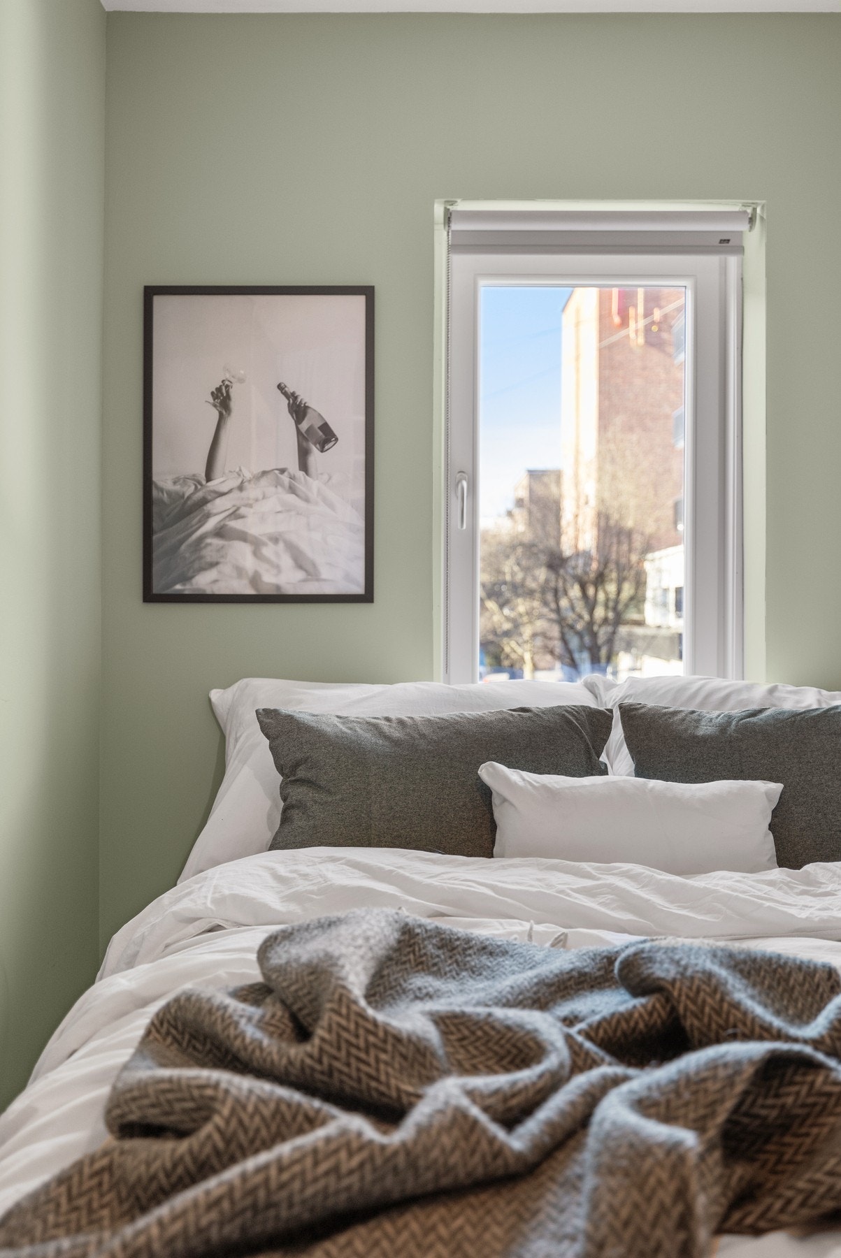 Sengen er 150 cm. Vinduene i boligen er ny i 2022. Galleribilde