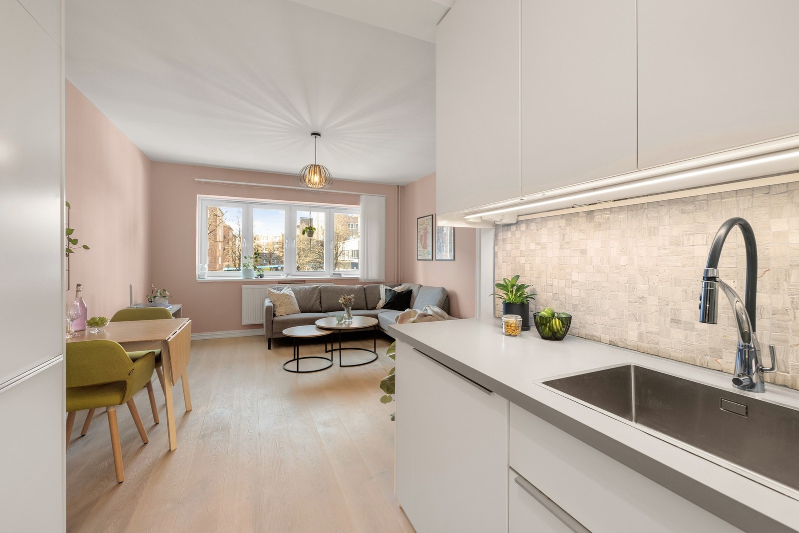 Kjøkkenet er tilbaketrukket, og leiligheten har en utrolig god planløsning Galleribilde