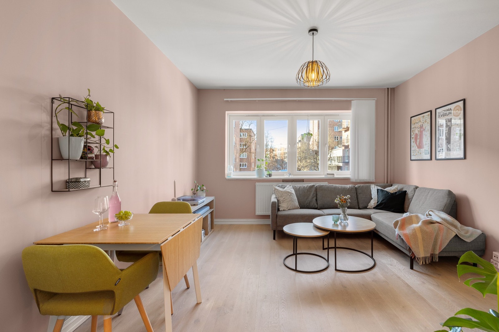 Felleskostnadene inkluderer bl.a. varmtvann/fyring og bredbånd. I tillegg er det lavt strømforbruk, ca. 2.500 kWh (siste år) Galleribilde