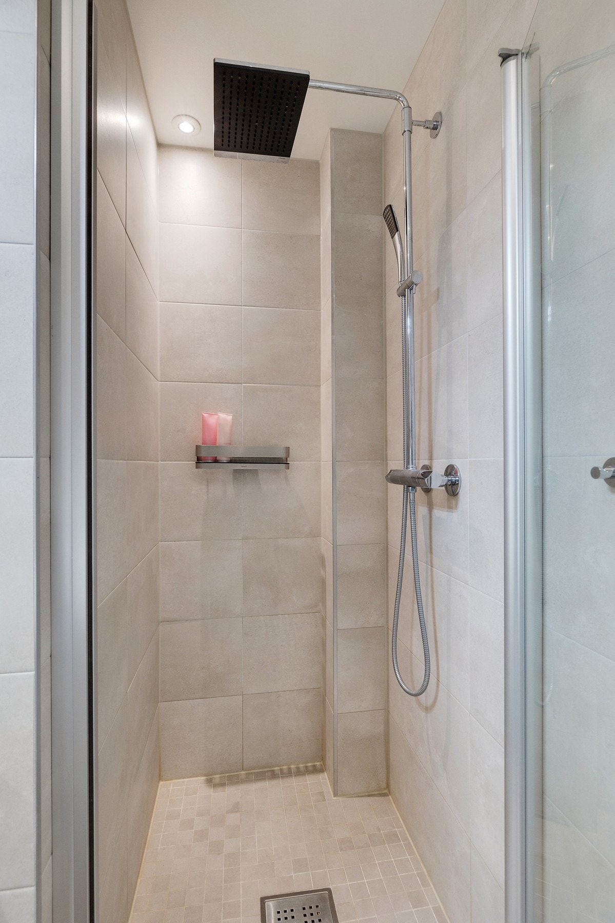 Dusjnisje med glassdør, og regnfallsdusj og hånddusj. Galleribilde