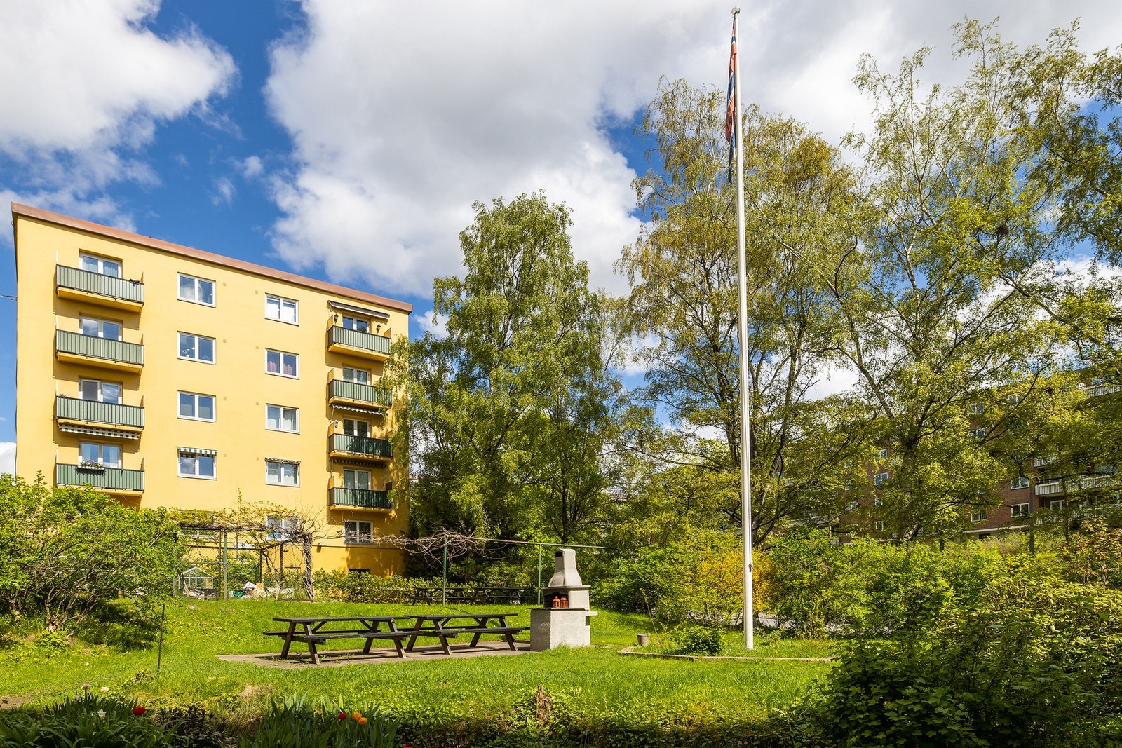 Boligen ligger sentralt og tilbaketrukket i rolig sidegate på Sinsen. Galleribilde