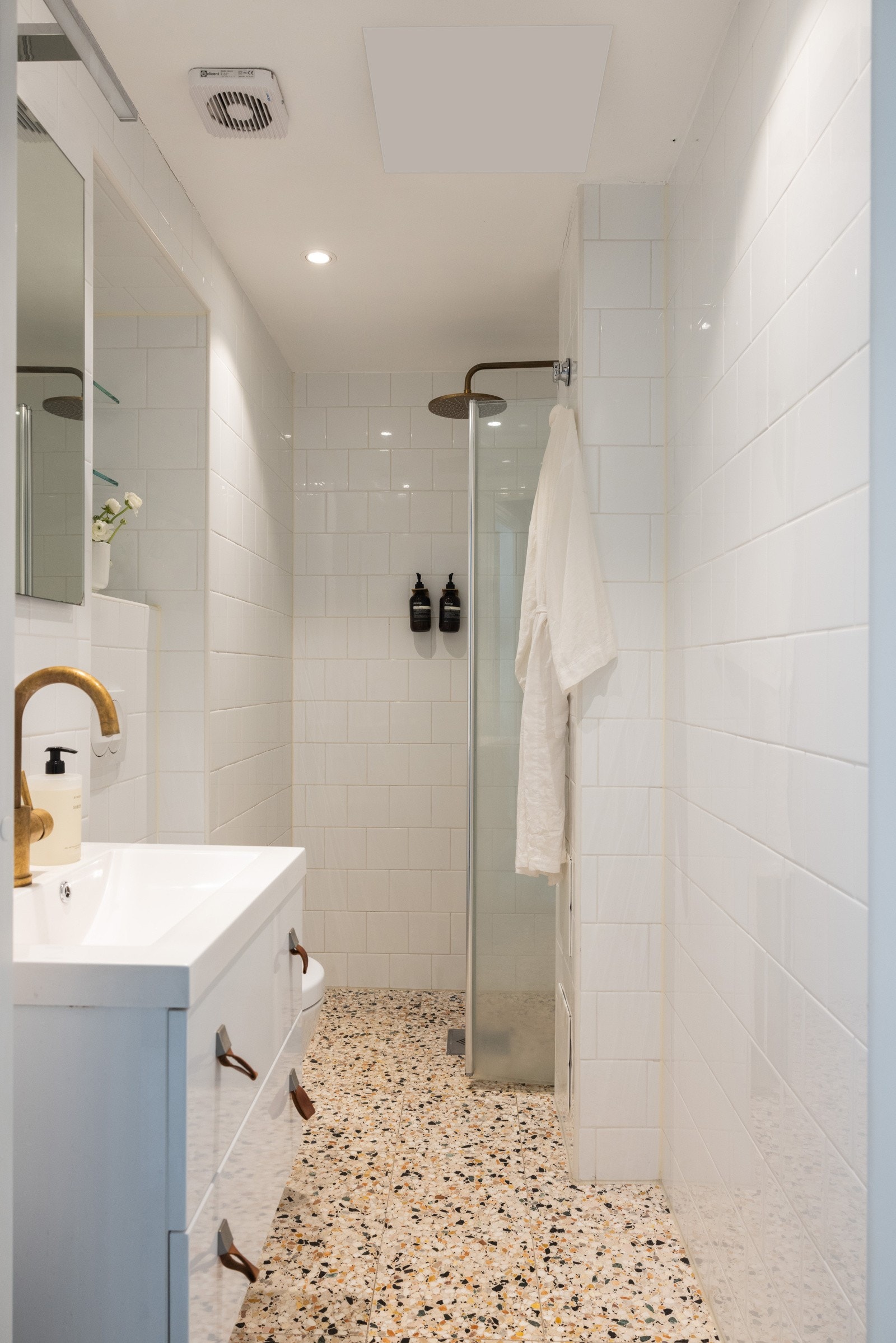 Svært delikat bad med flislagte vegger og gulv. Downlights i himling og varmekabler i gulv. Galleribilde