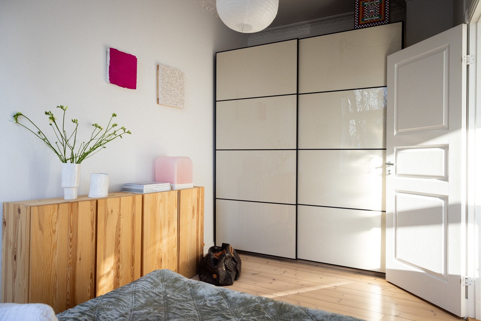 Svært gode oppbevaringsmuligheter i garderobeskapsrekke. Galleribilde