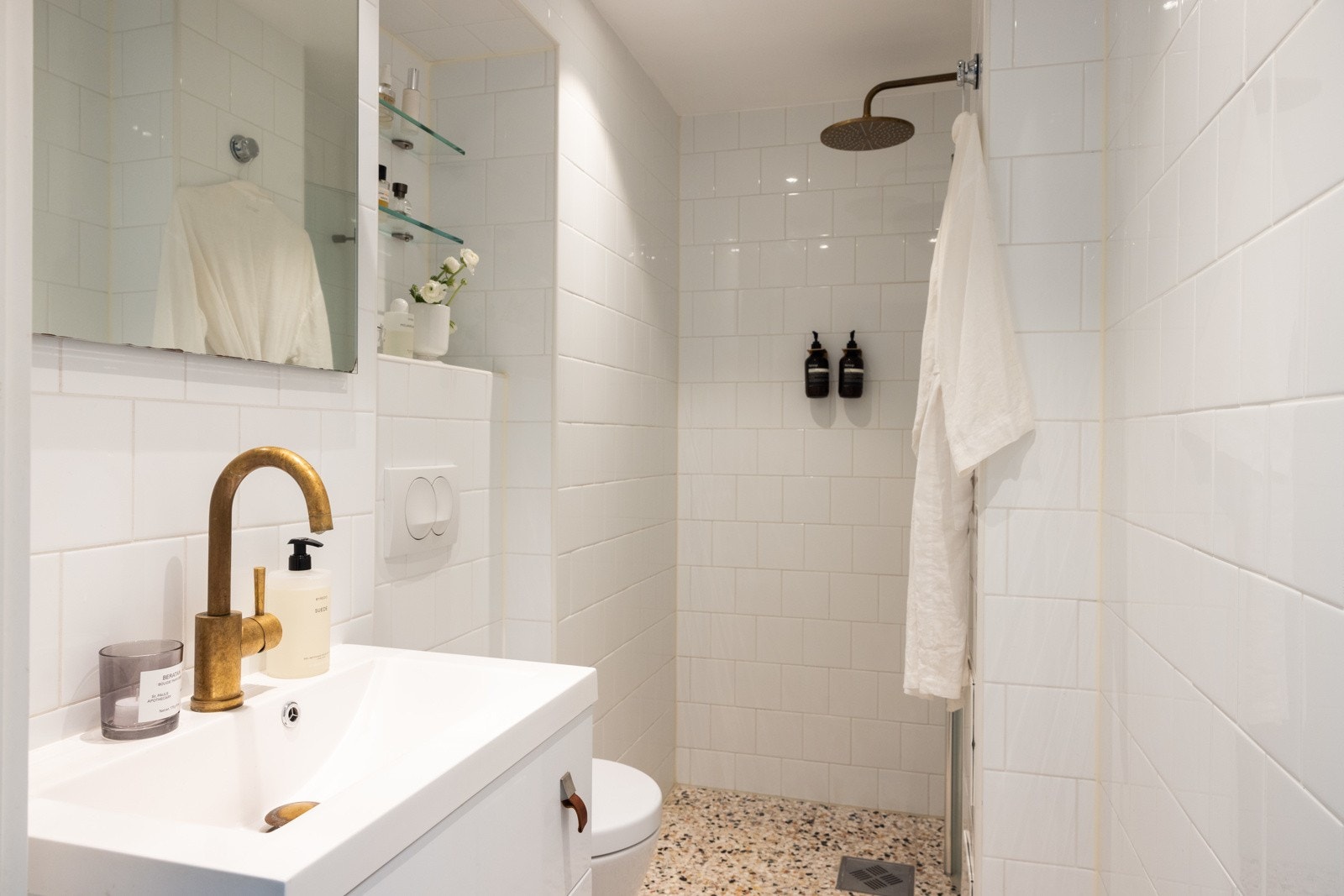 Pen baderomsinnredning med servantskuffer og heldekkende servant. Galleribilde